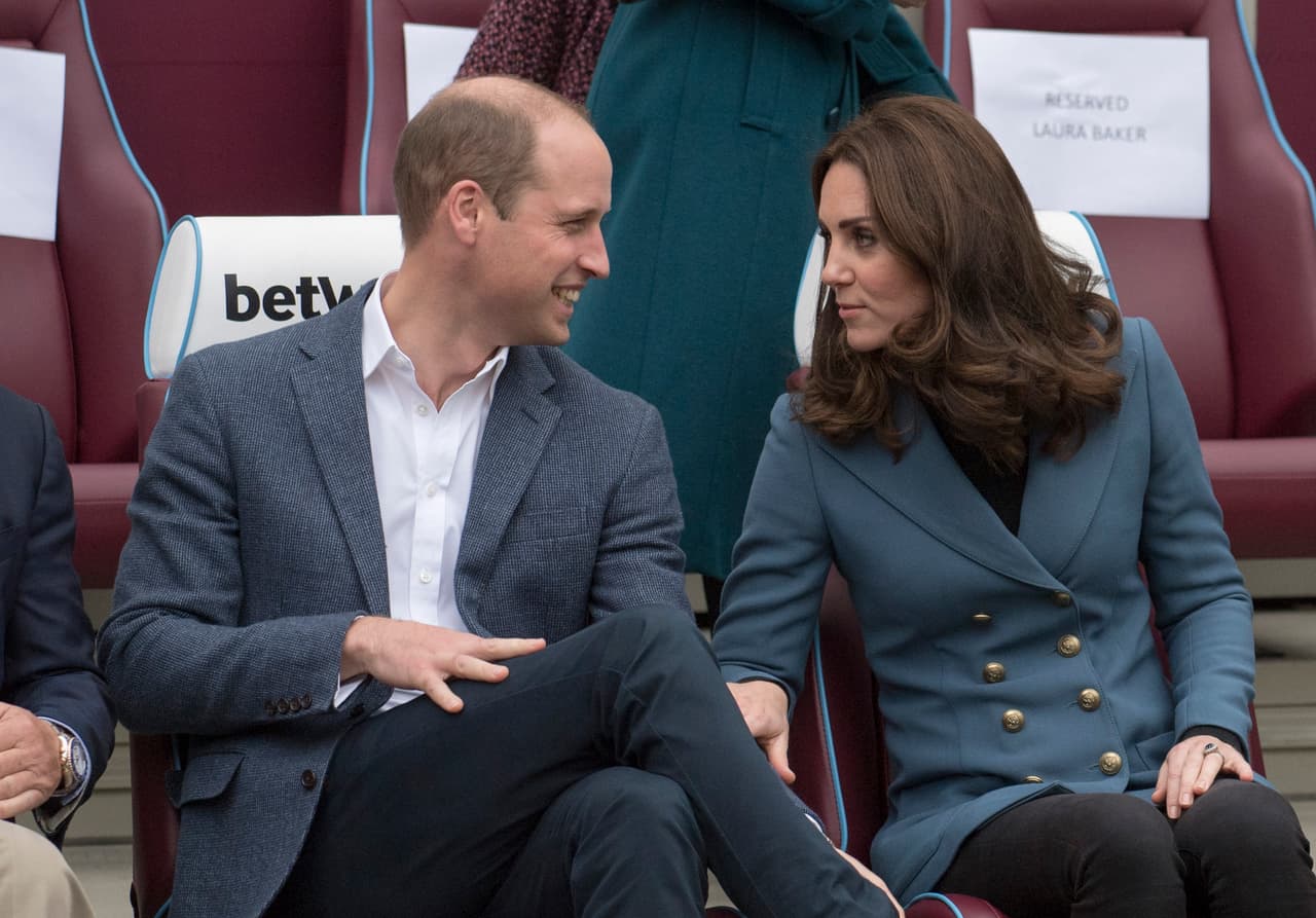Los esposos, futuros reyes del Reino Unido, conversaron en el mismo sitio donde suele ubicarse el West Ham United.