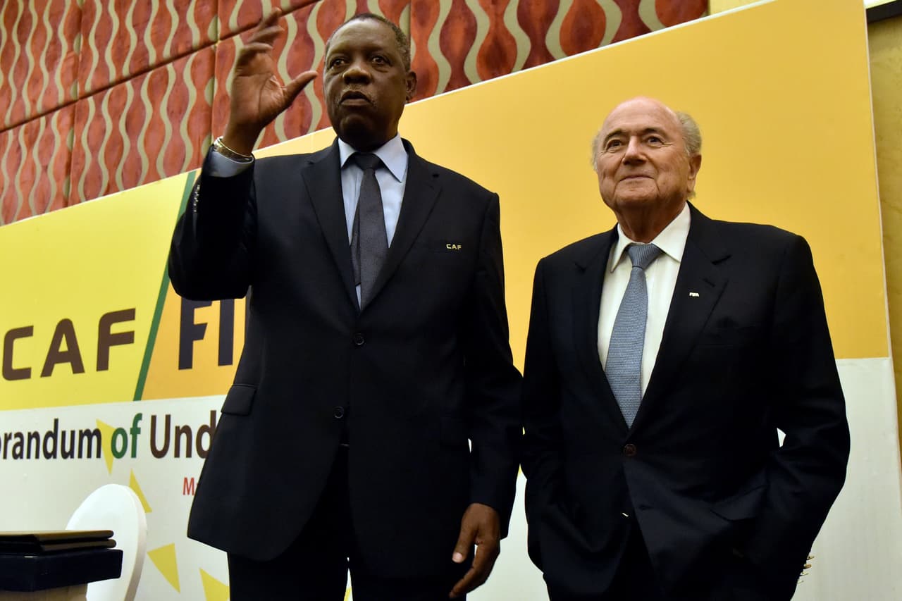 Issa Hayatou será Presidente Interino de la FIFA tras suspensión de Blatter