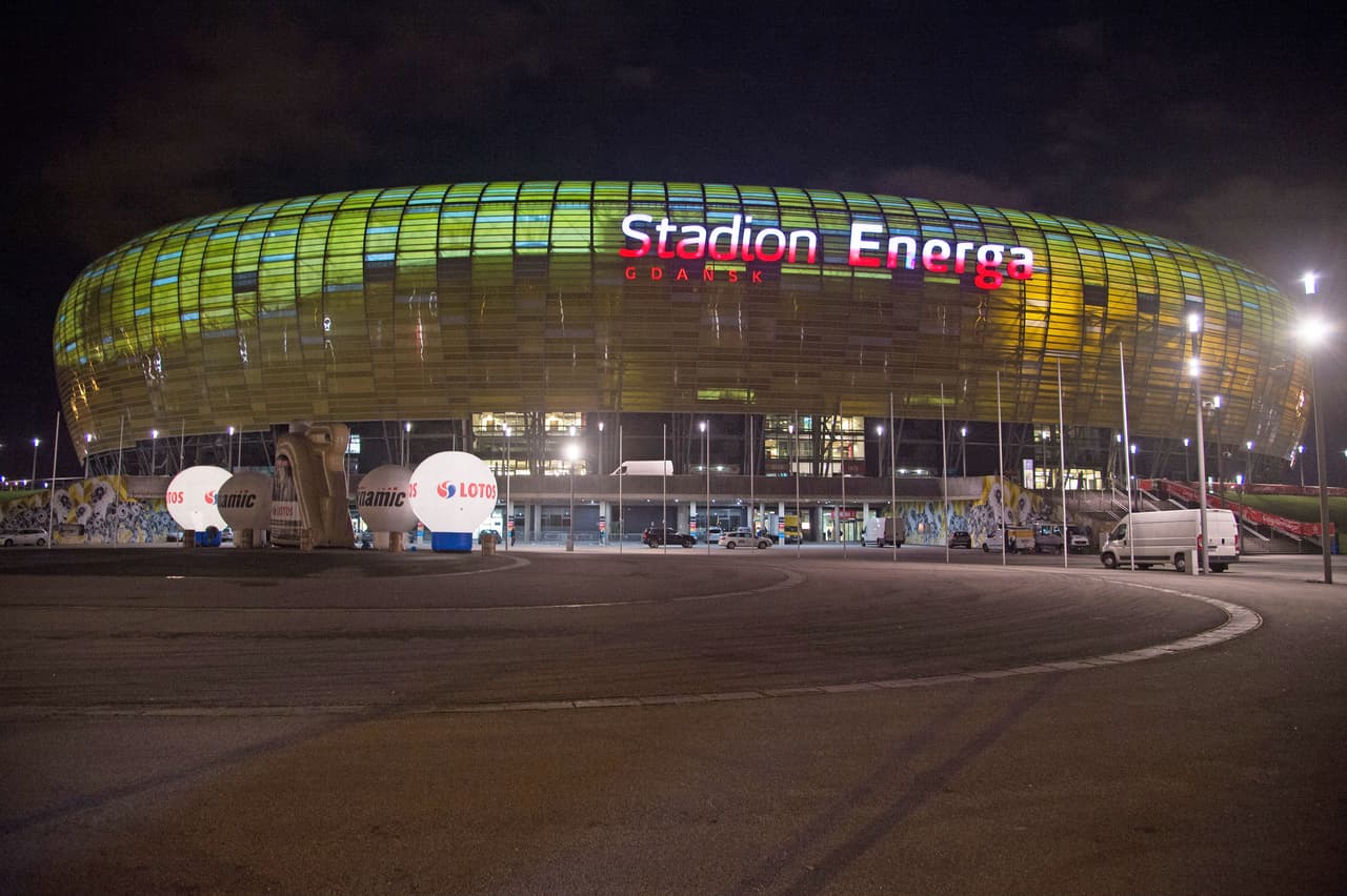 Con todo el color característico, los fanáticos de la Selección Mexicana de fútbol fueron llegando poco a poco al Stadion Energa Gdańsk anhelando un triunfo tras el empate ante Bélgica (3-3). Por su parte, los aficionados locales compartieron en familia la previa del compromiso.