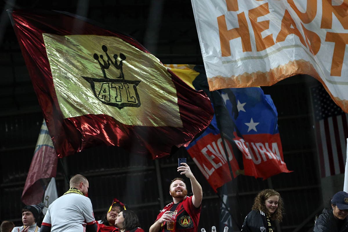 Los fanáticos de Atlanta United animando a su equipo en la MLS Cup contra Portland Timbers en el Mercedes-Benz Stadium.
