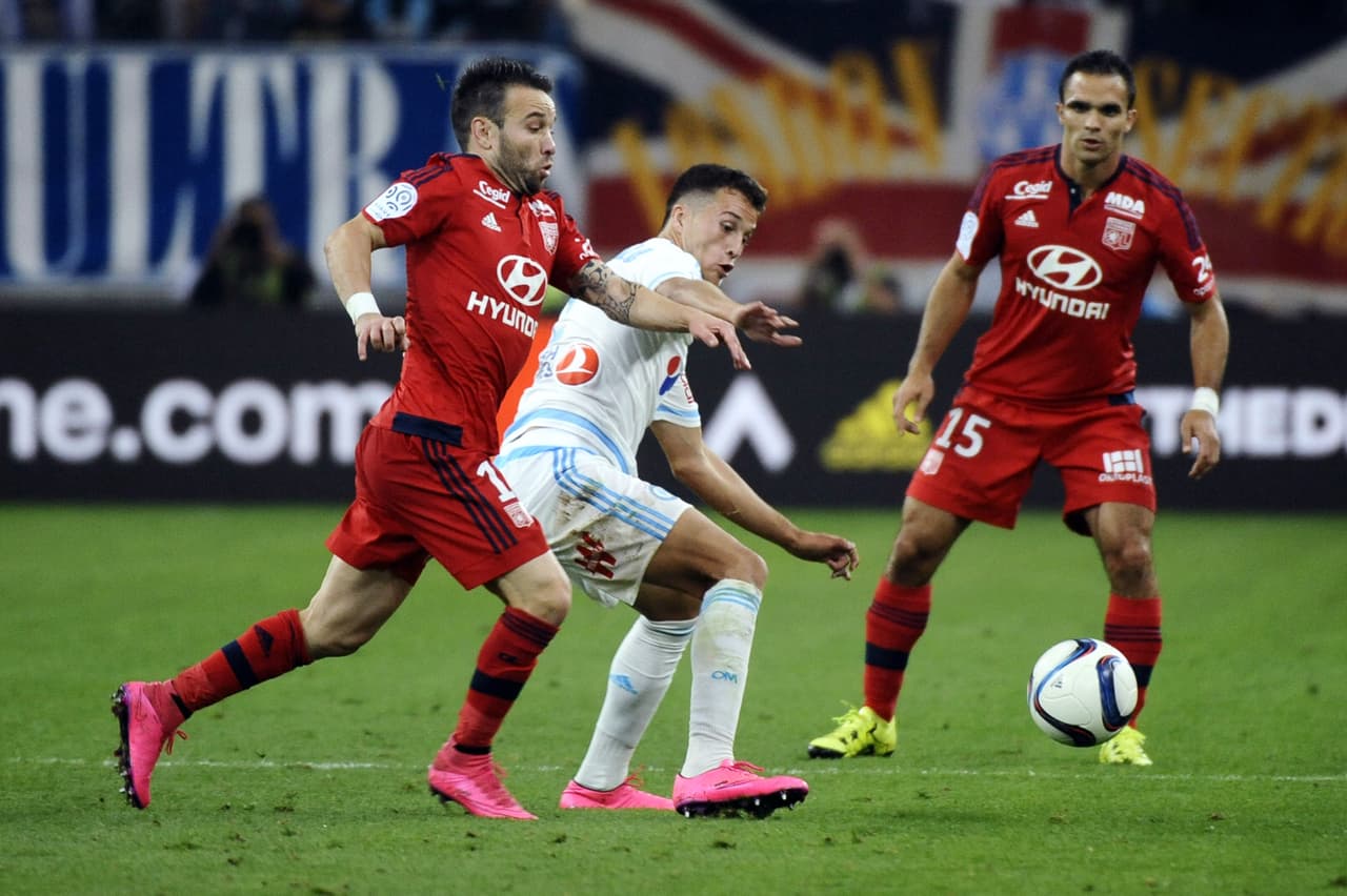 El juego se detuvo 20 minutos por incidentes en las gradas