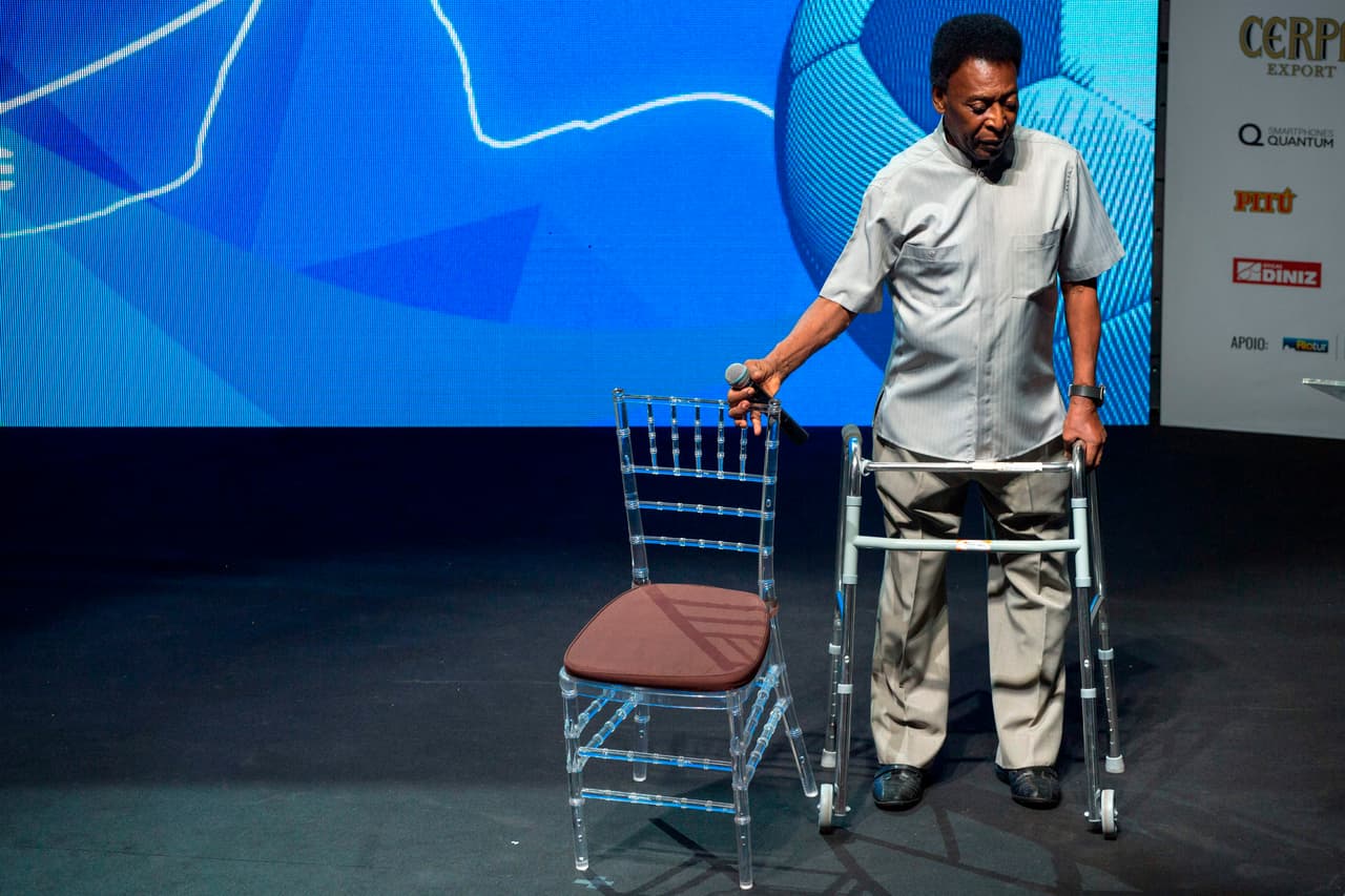 Pese a tener una silla a disposición por si se cansaba, Pelé permaneció de pie todo el tiempo durante su intervención ante el público.