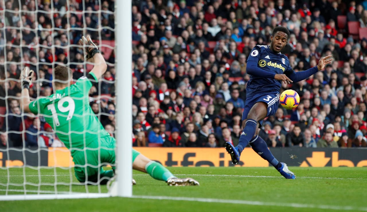 Ryan Sessegnon (derecha) tuvo varias opciones para el empate del Fulham, pero su definición no fue la mejor.