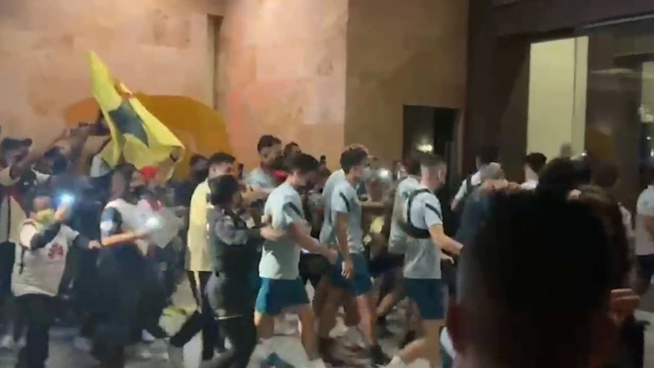 Aficionados del América alteran el orden durante 'serenata'