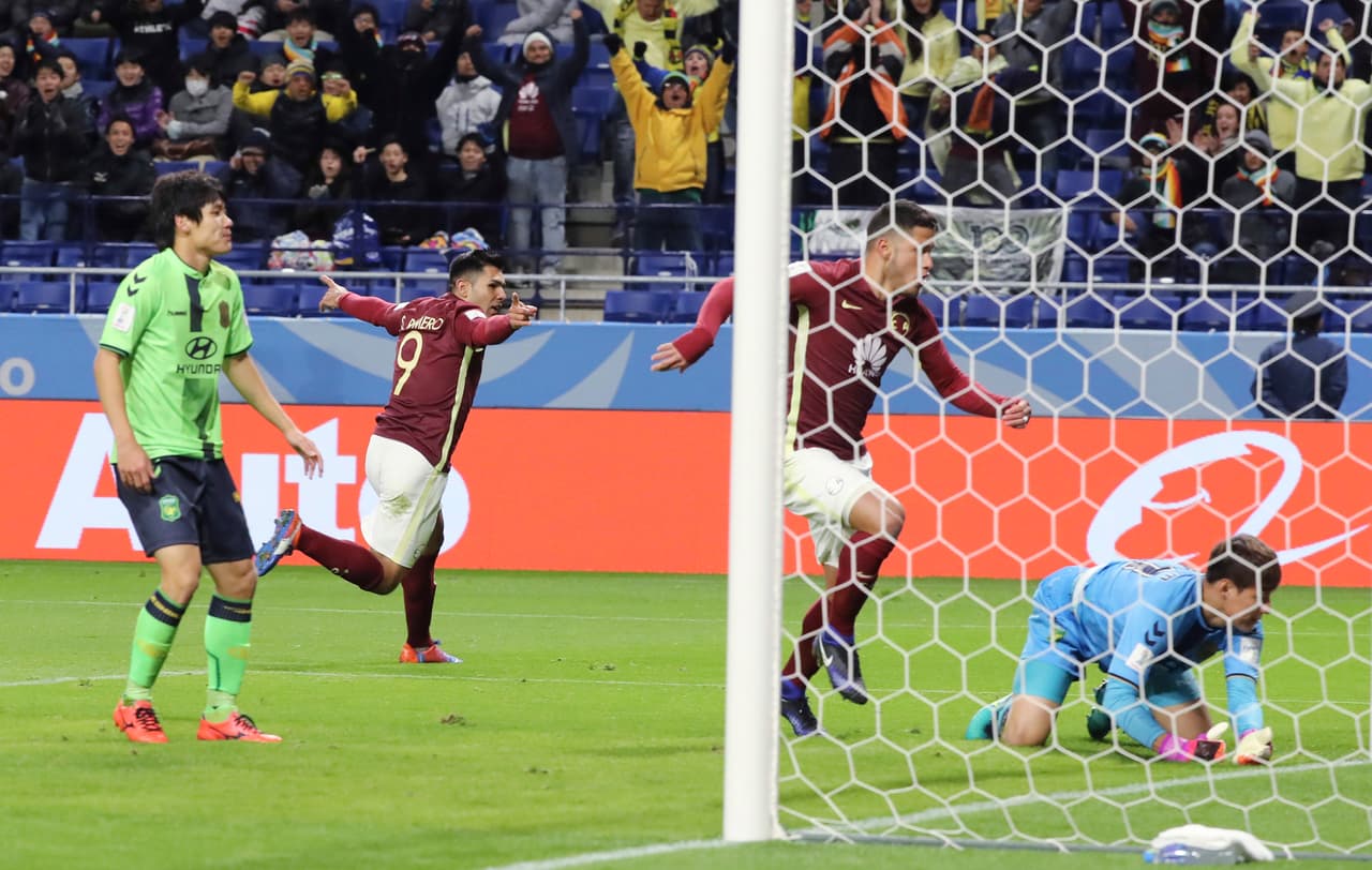 La entrada del ecuatoriano Michael Arroyo le dio más dinámica al equipo y al minuto 58, tras un centro por la izquierda, el goleador Silvio Romero cabeceó y puso el empate 1-1.