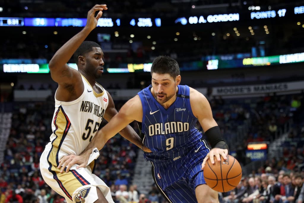 El poste montenegrino 
<b>Nikola Vucevic</b> corona una gran temporada personal, con su primer viaje al All Star, y también llevando al 
<b>Orlando Magic</b> a su primera serie de Playoffs desde hace siete campañas. En 2018-19 promedia 20.8 puntos y 9.2 rebotes por partido, cifras personales máximas en su carrera. Ahora se tendrá que ver las caras ante los Raptors, el dos del Este.