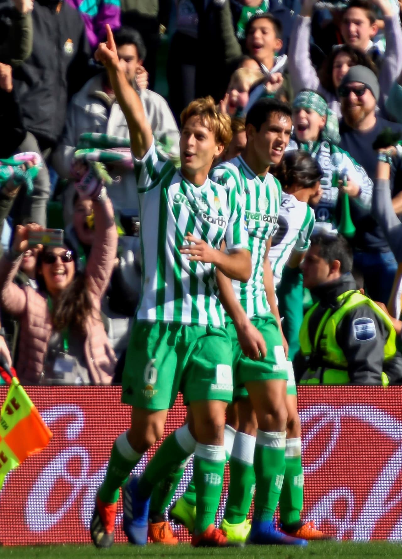 Diego Lainez debutó con triunfo en Betis en el 3-2 de su equipo contra Girona en la Liga de España. Arranque con celebración en su camino por Europa.