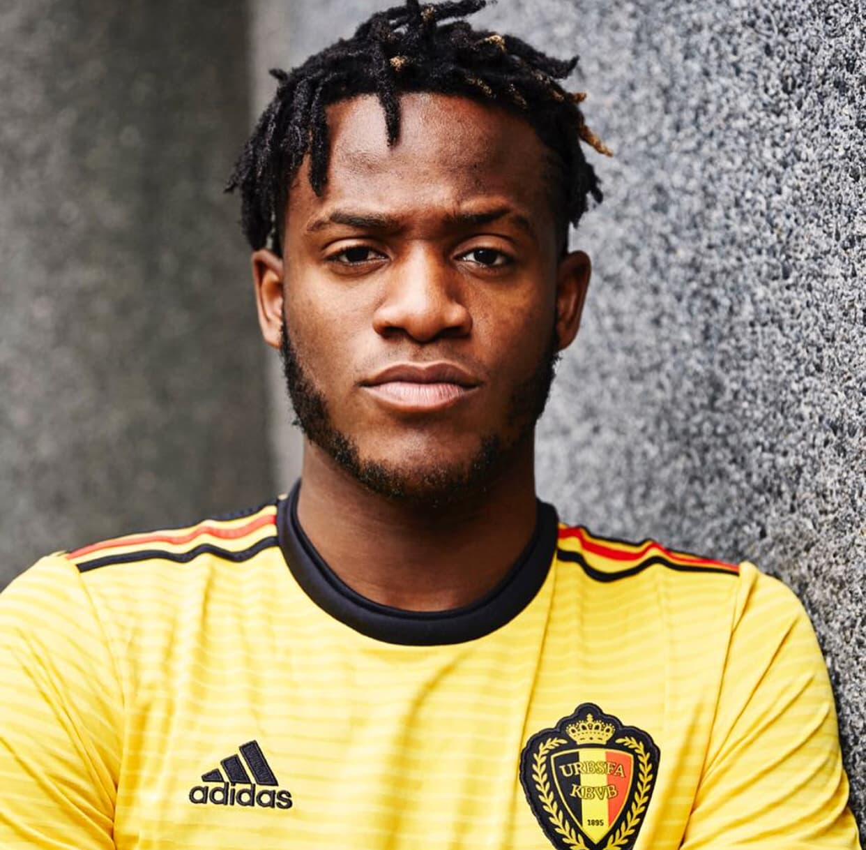 Destacan las franjas representativas de la marca en rojo y negro, para formar la bandera del país.