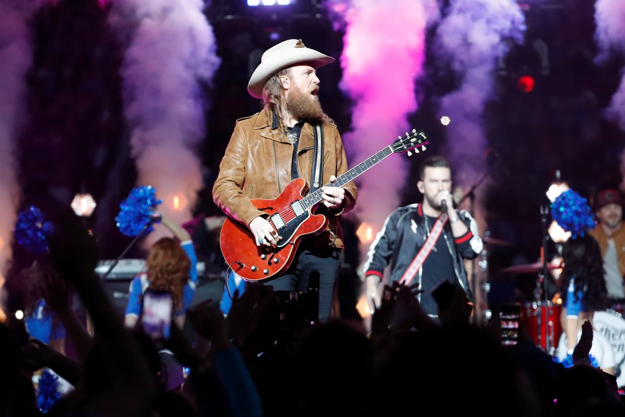 Los hermanos Osborne amenizaron el medio tiempo entre los Detroit Lions y los Chicago Bears.