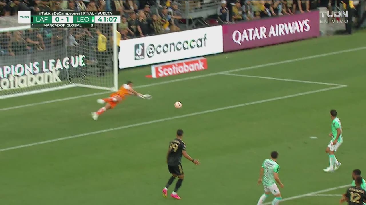 ¡Se salva León! Zapatazo de Acosta que casi se cuela pegado al poste