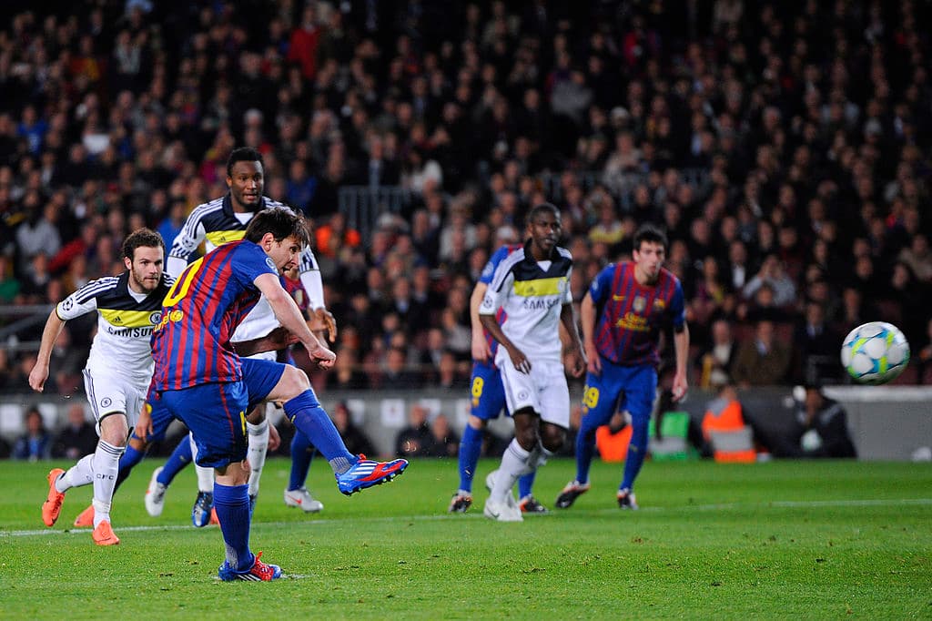 Para el segundo tiempo, el Barcelona sale volcado encima otra vez y en una distracción, Didier Drogba regala un penal que sería cobrado por la leyenda argentina Lionel Messi. Silva el árbitro, Messi se encarrera, golpea el balón y revienta el travesaño del arquero Peter Cech.