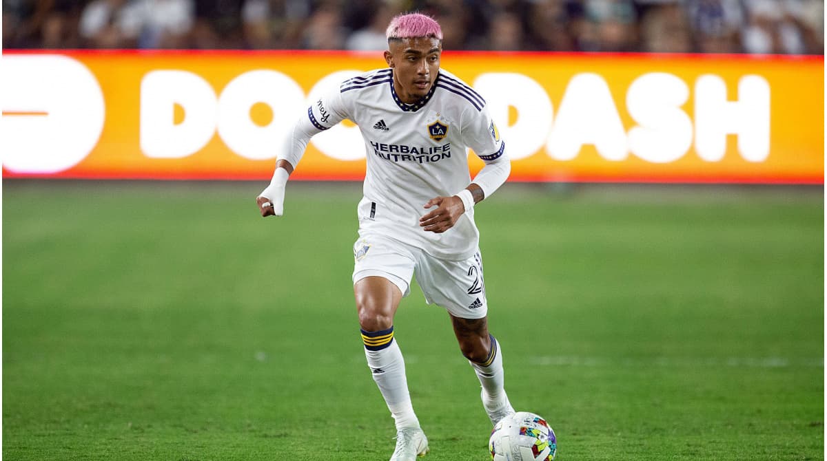 Julián Araujo considera que el FC Barcelona le hará llegar a su máximo nivel