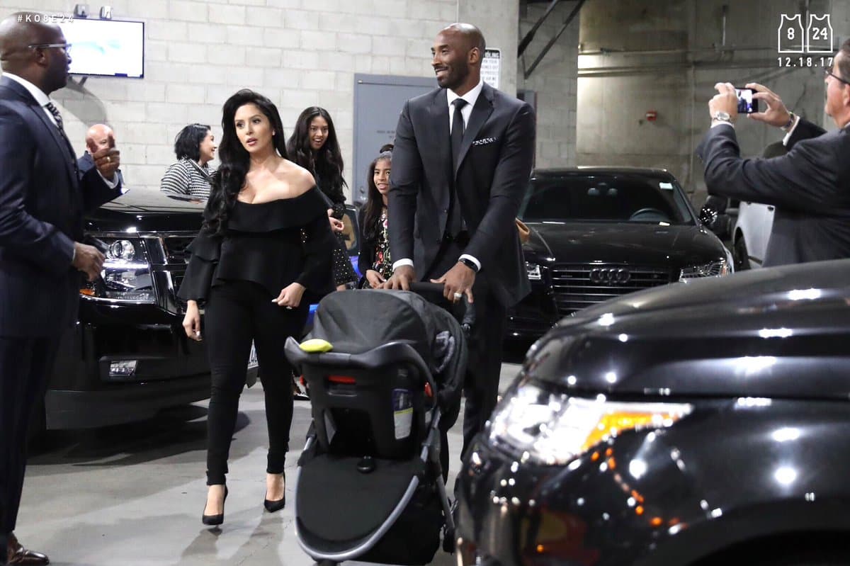 Kobe llega al Staples Center acompañado de su esposa Vanessa y sus hijas.