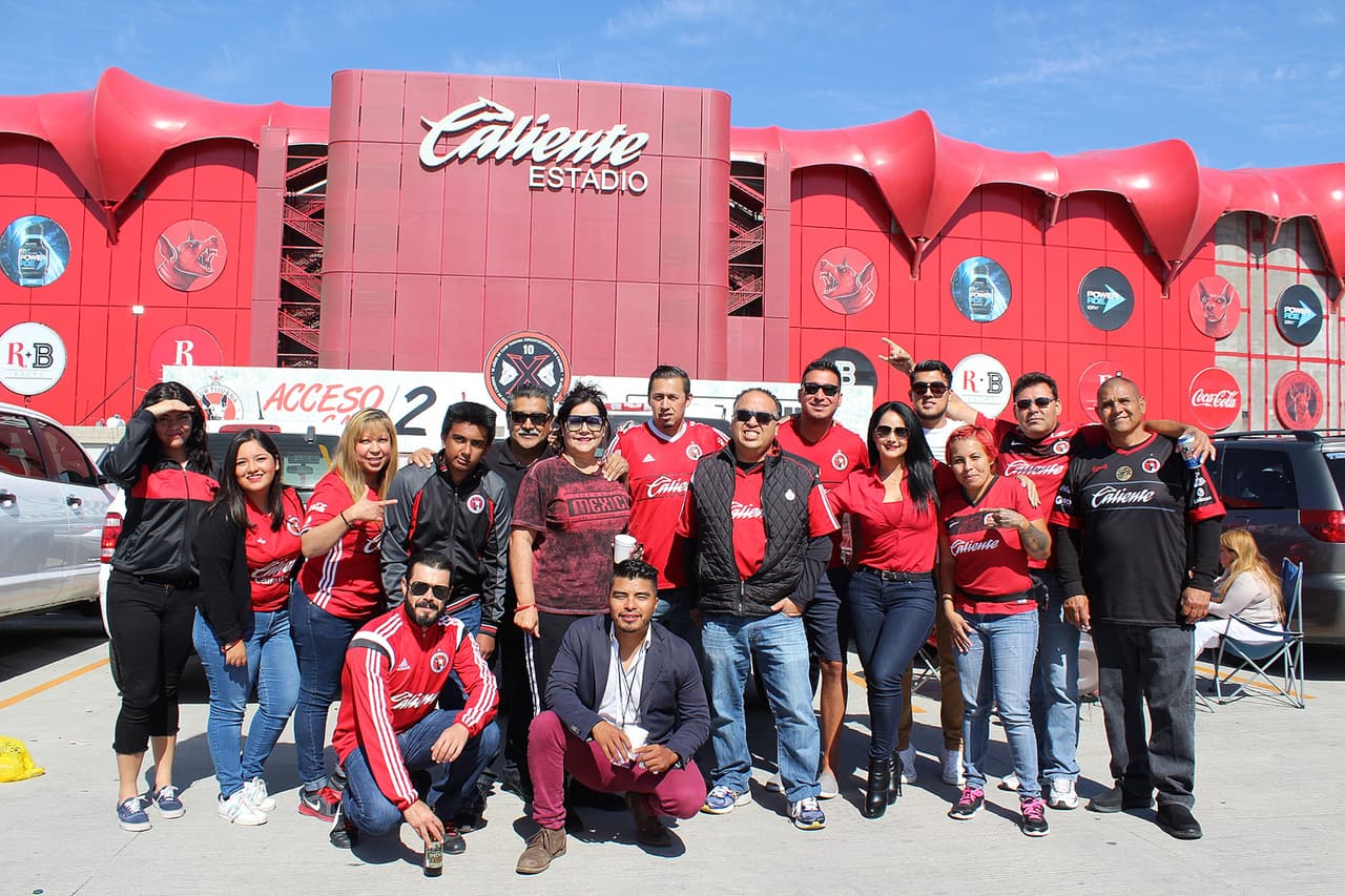 El Estadio Caliente llenó sus 27,333 butacas de aficionados de ambos equipos.