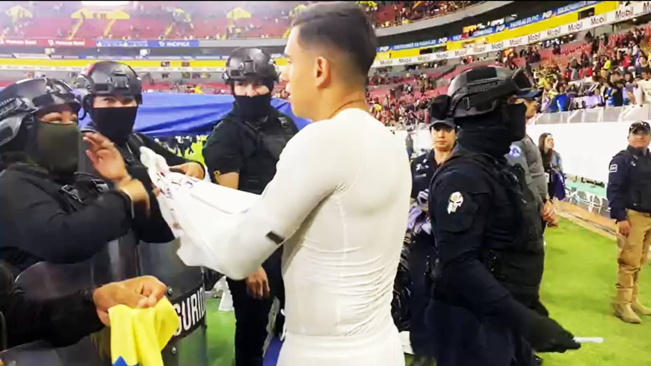 Luis Ángel Malagón obsequió su playera al final del partido Atlas vs. América en el Jalisco.