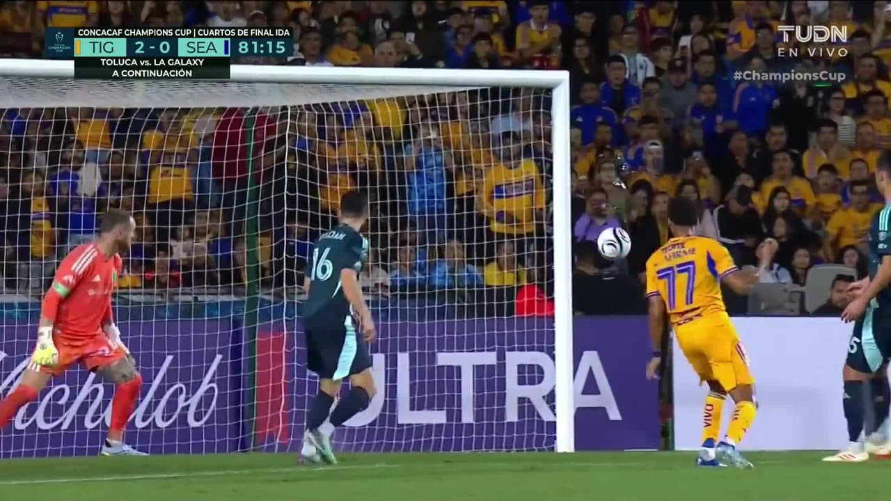 ¡El poste evita el tercero! El emate de Ozziel se estrella en el metal