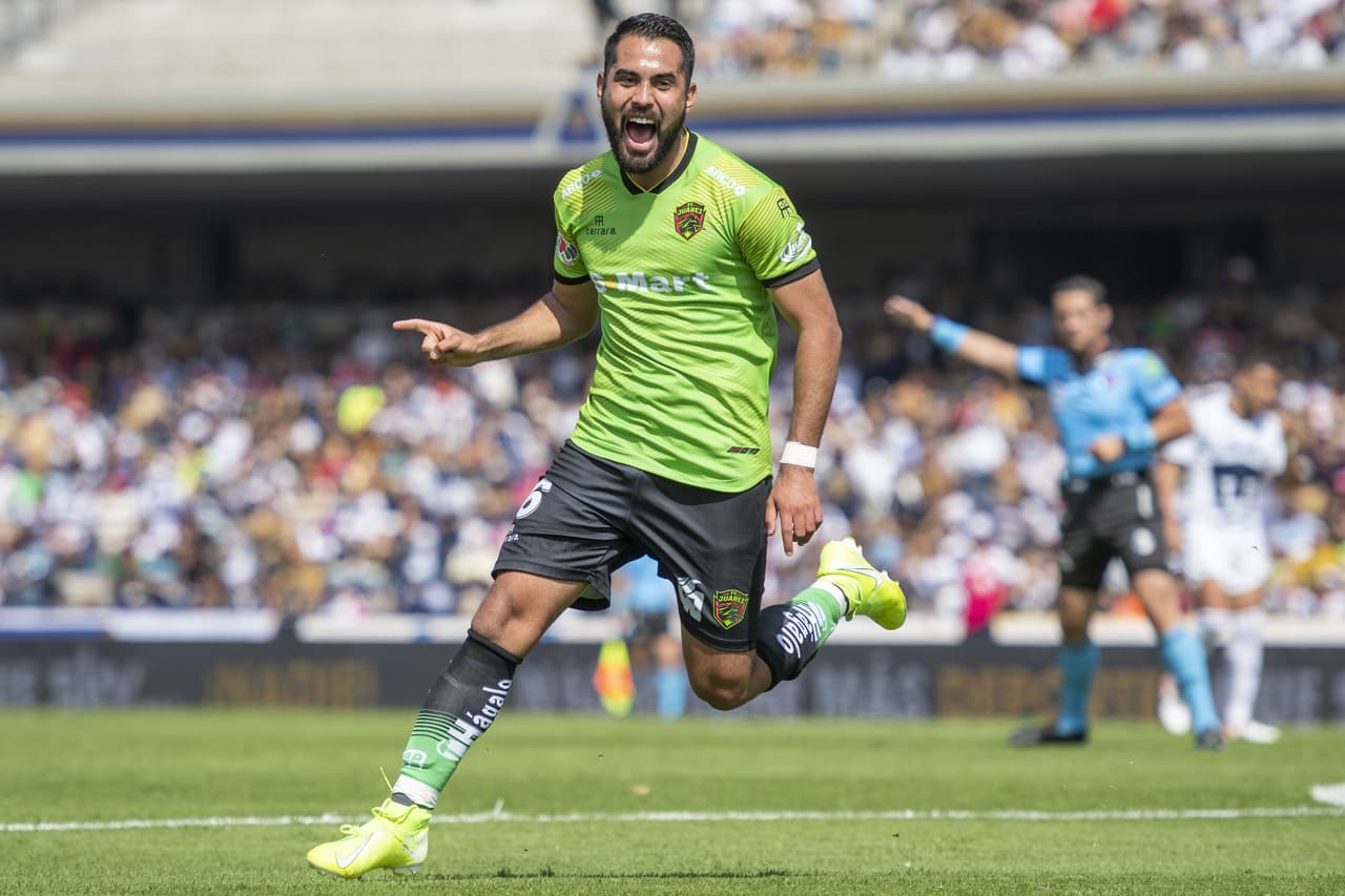 Golazo de Esquivel, disparo de fuera del área que termina en el fondo de la red universitaria.