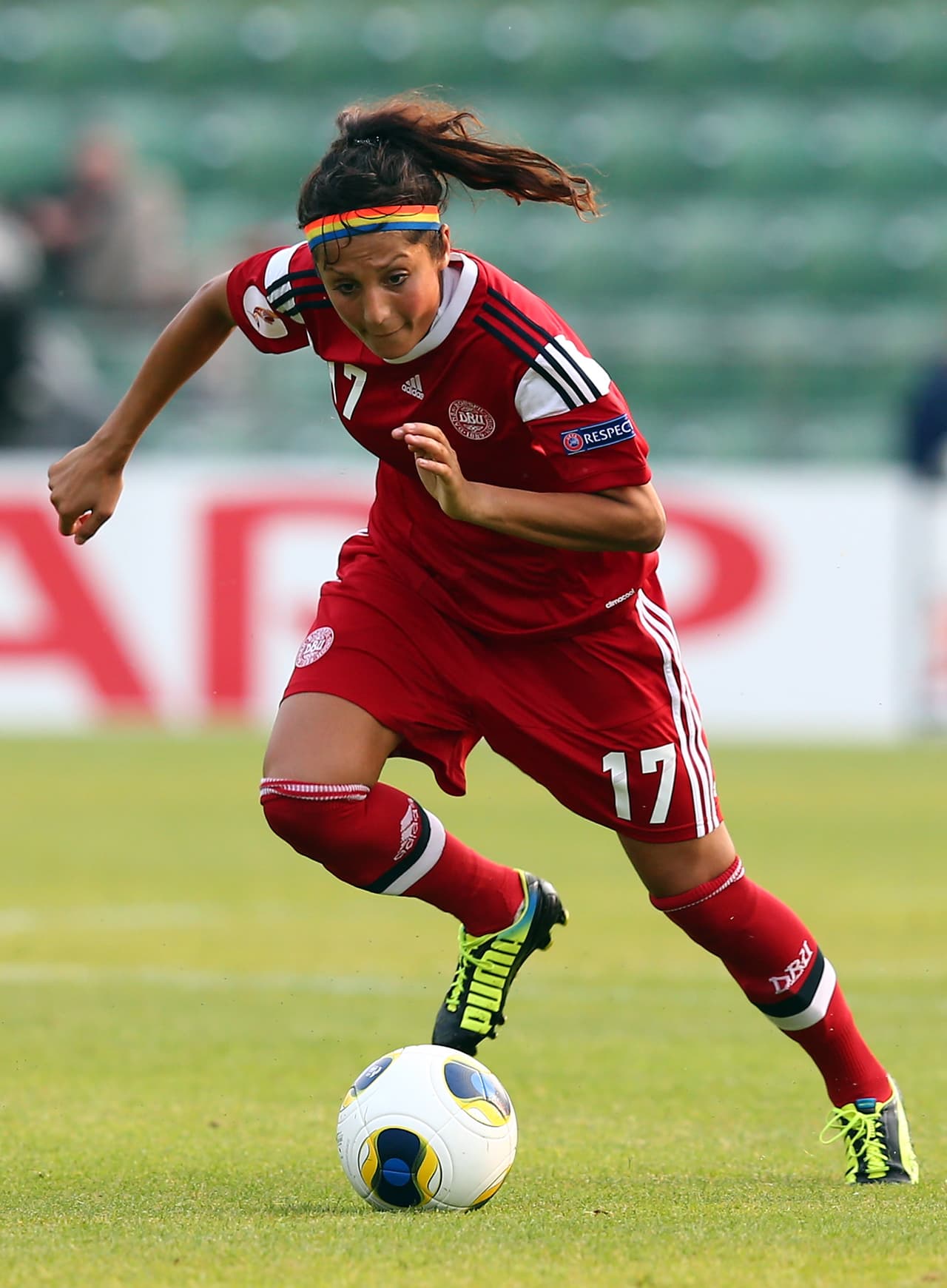 Nadia Nadim (Dinamarca) - Es símbolo de lucha y persistencia, no solo entre las mujeres, sino entre los refugiados que llegan a Europa desde Medio Oriente. Salió de Afganistán con su familia hacia Noruega y allí se convirtió en futbolista profesional. Actualmente juega en la Liga de Estados Unidos con las Portland Thorns.