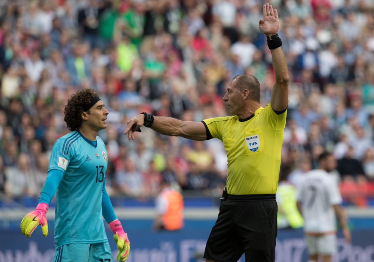 Néstor Pitana, árbitro argentino, realizó un gran trabajo durante el encuentro. Requirió de 3 tarjetas amarillas (2 para Portugal y una para México) para controlar el encuentro.