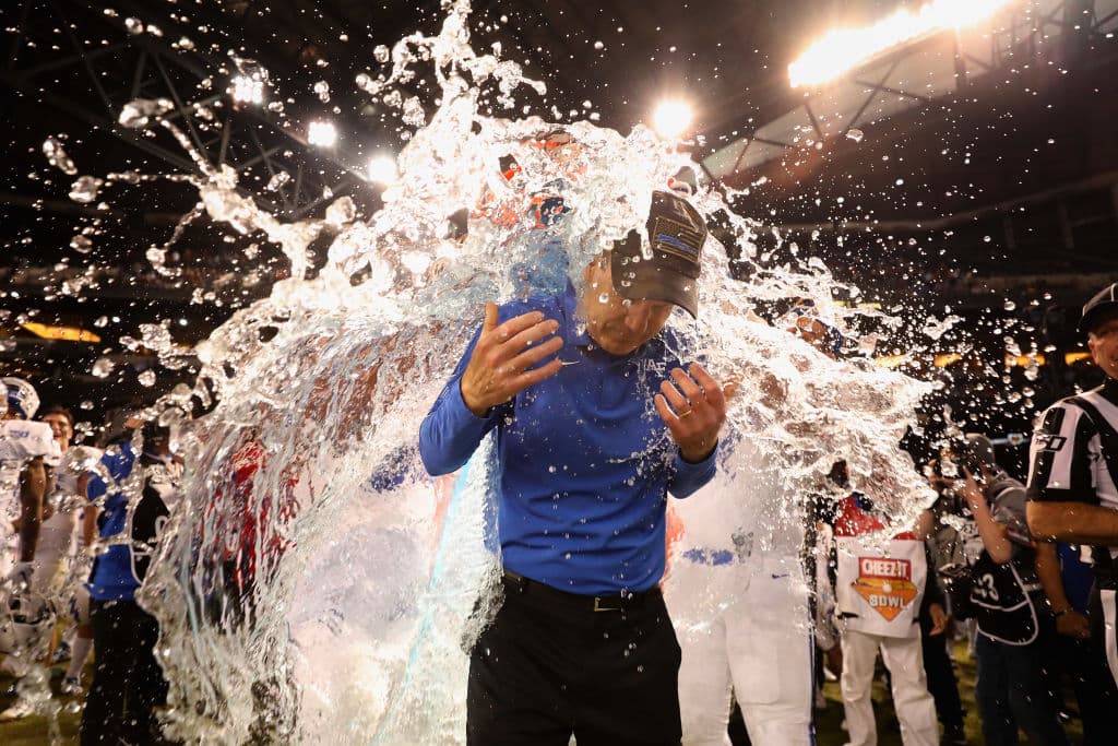 El head coach, Troy Calhoun,de los Air Force Falcons es bañado tras ganar el 'Cheez-It Bowl' contra los Washington State Cougars en el Chase Field.