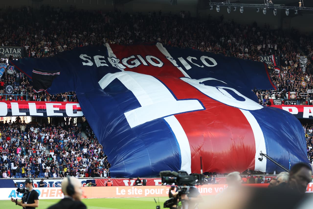 La tifo desplegada por fans del PSG en apoyo a Sergio Rico.