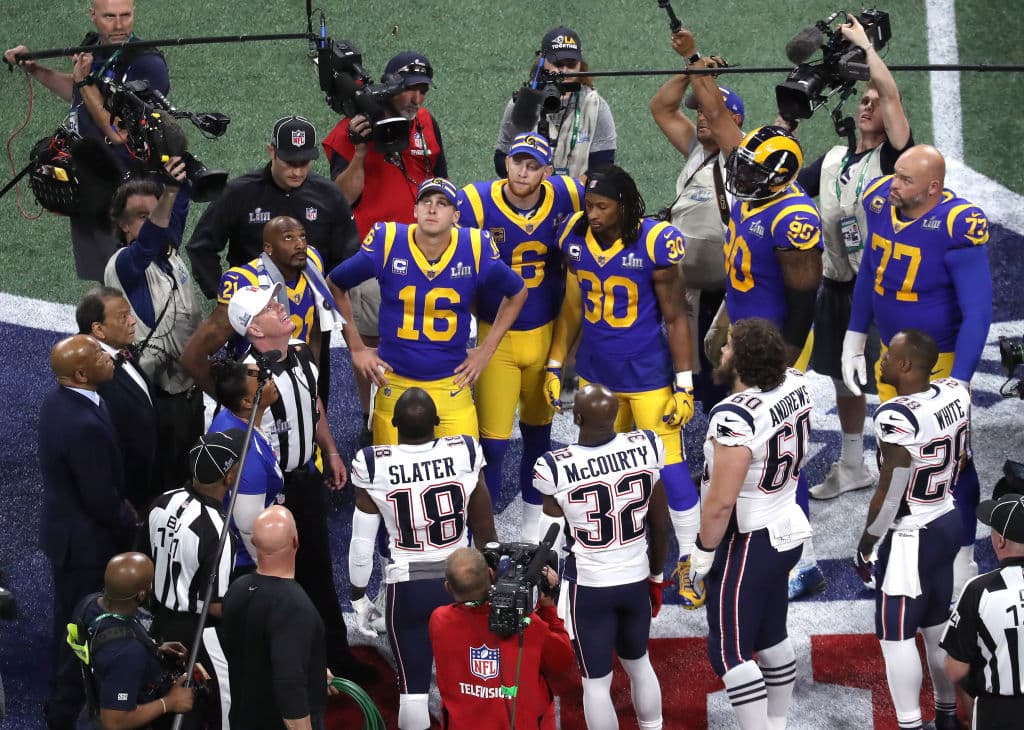 Llegó la ceremonia del volado y lo ganaron los Rams, pero eligieron patear y recibir en el segundo medio.