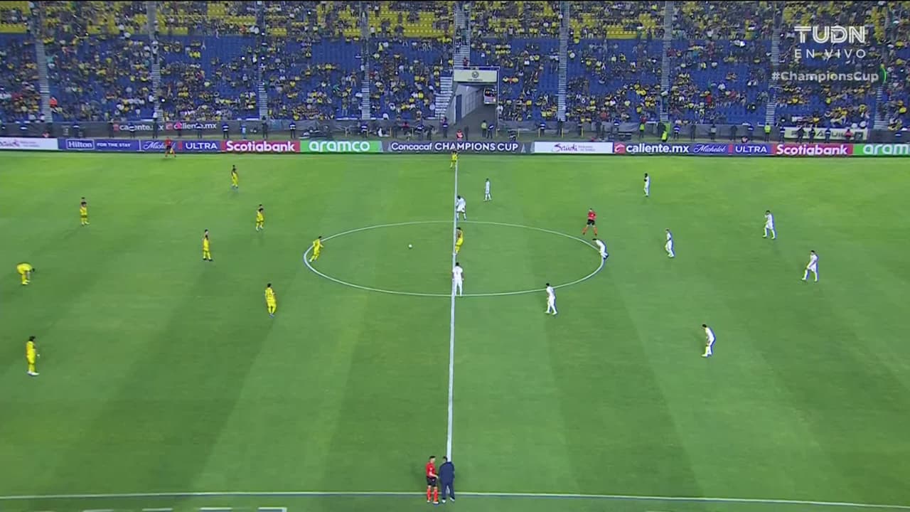 Arranca el partido y la pelota está en juego.