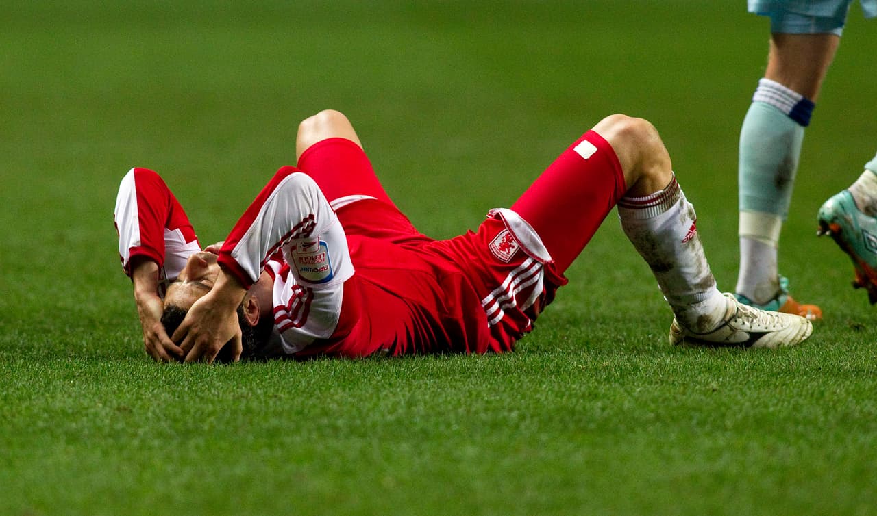 El argentino Julio Arca fue víctima de su espíritu viajero, en un caso poco común. El jugador visitó el mar tras una práctica con el Sunderland pero lo atacó un agua viva, lo que le causó una reacción alérgica que lo envió al hospital.