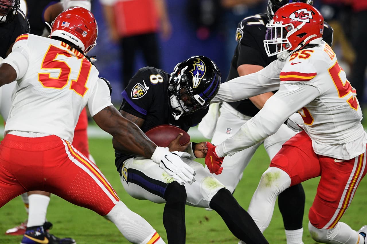 Patrick Mahomes supera las 350 yardas por aire, manda cuatro pases de touchdown y mete uno más por tierra en la victoria 34-20 sobre los Baltimore Ravens.