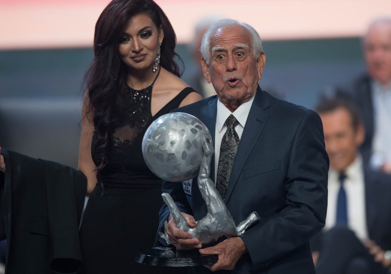 Guillermo 'El Tigre' Sepúlveda recibió también la investidura en medio del buen ánimo de los asistentes con su reconocimiento.