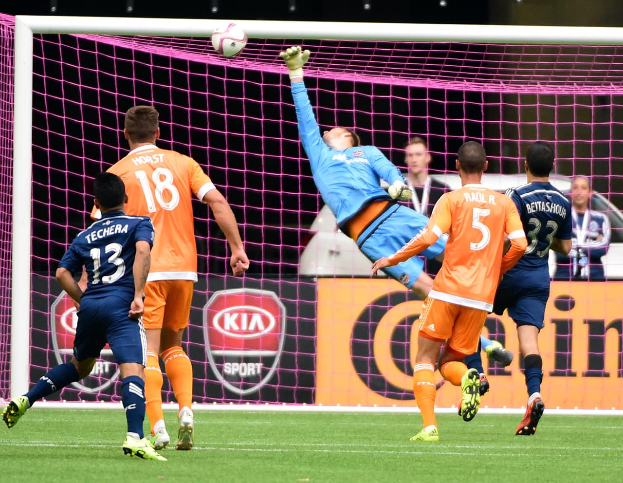 El uruguayo Cristian Techera en un intento durante el primer tiempo.