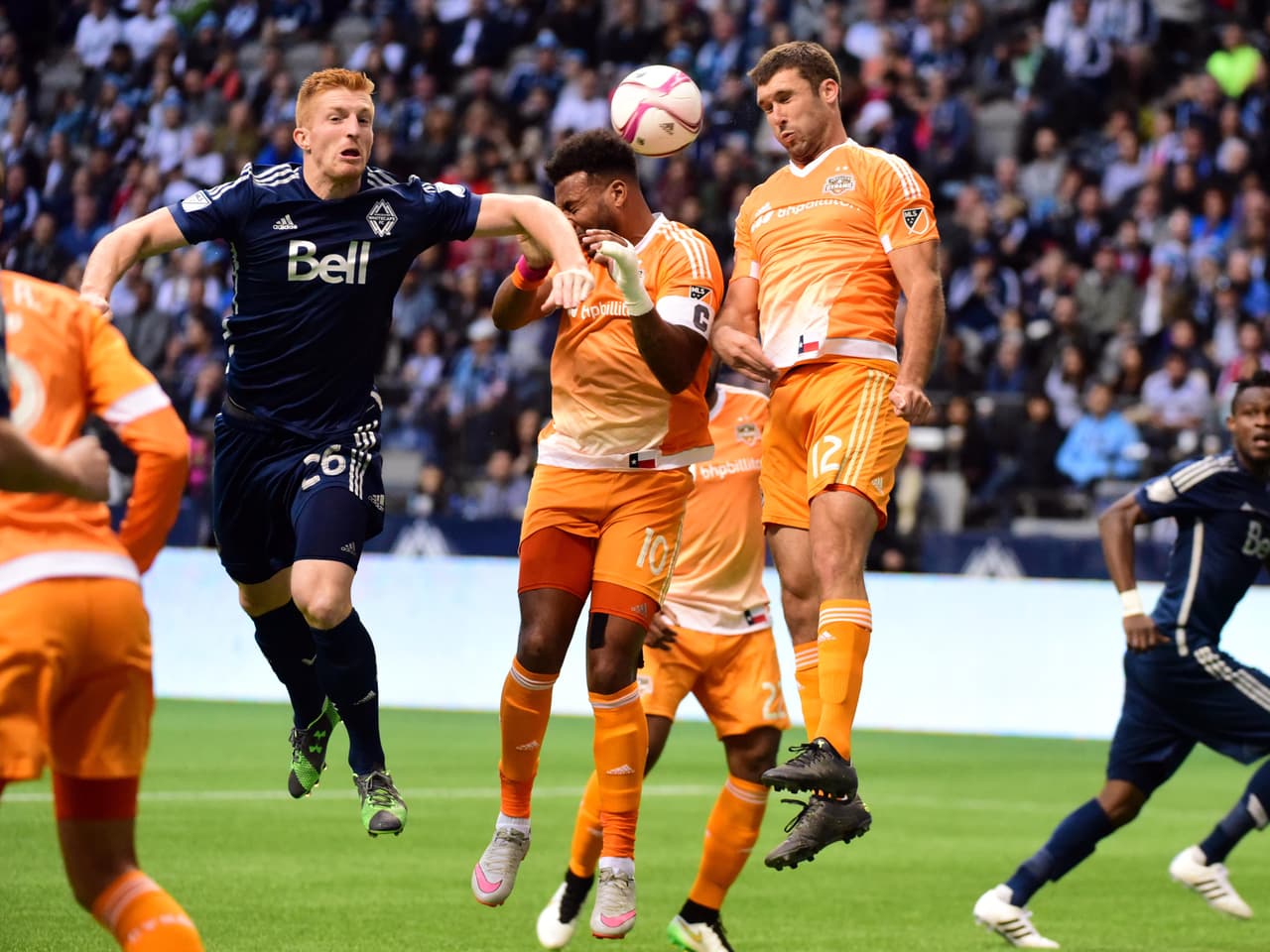 A Vancouver Whitecaps le costó abrir el partido ante Houston Dynamo, pero el juego aéreo fue siempre una alternativa.