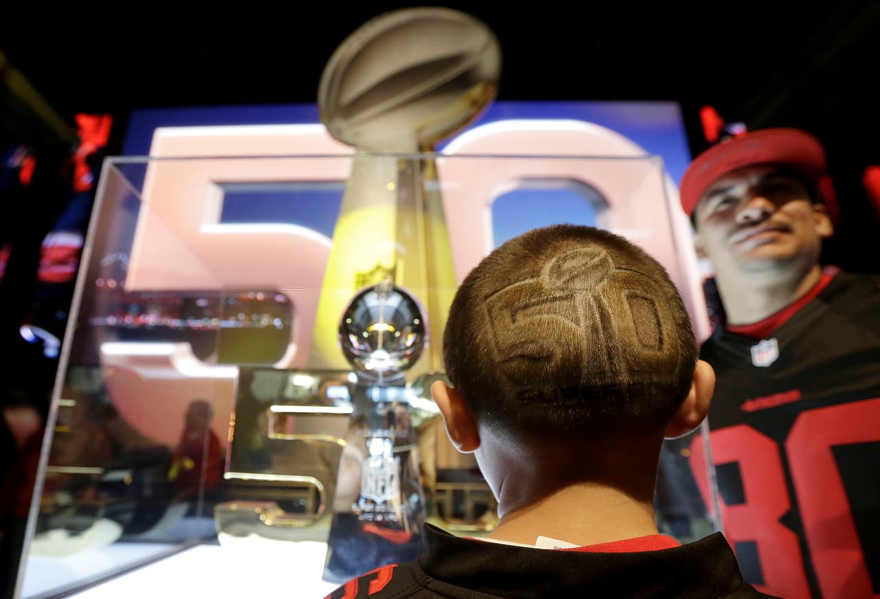 La fiesta ya empezó en San Francisco con motivo del Super Bowl 50, la gente se divierte en el NFL Experience, entre otras atracciones, he aquí las mejores imágenes.