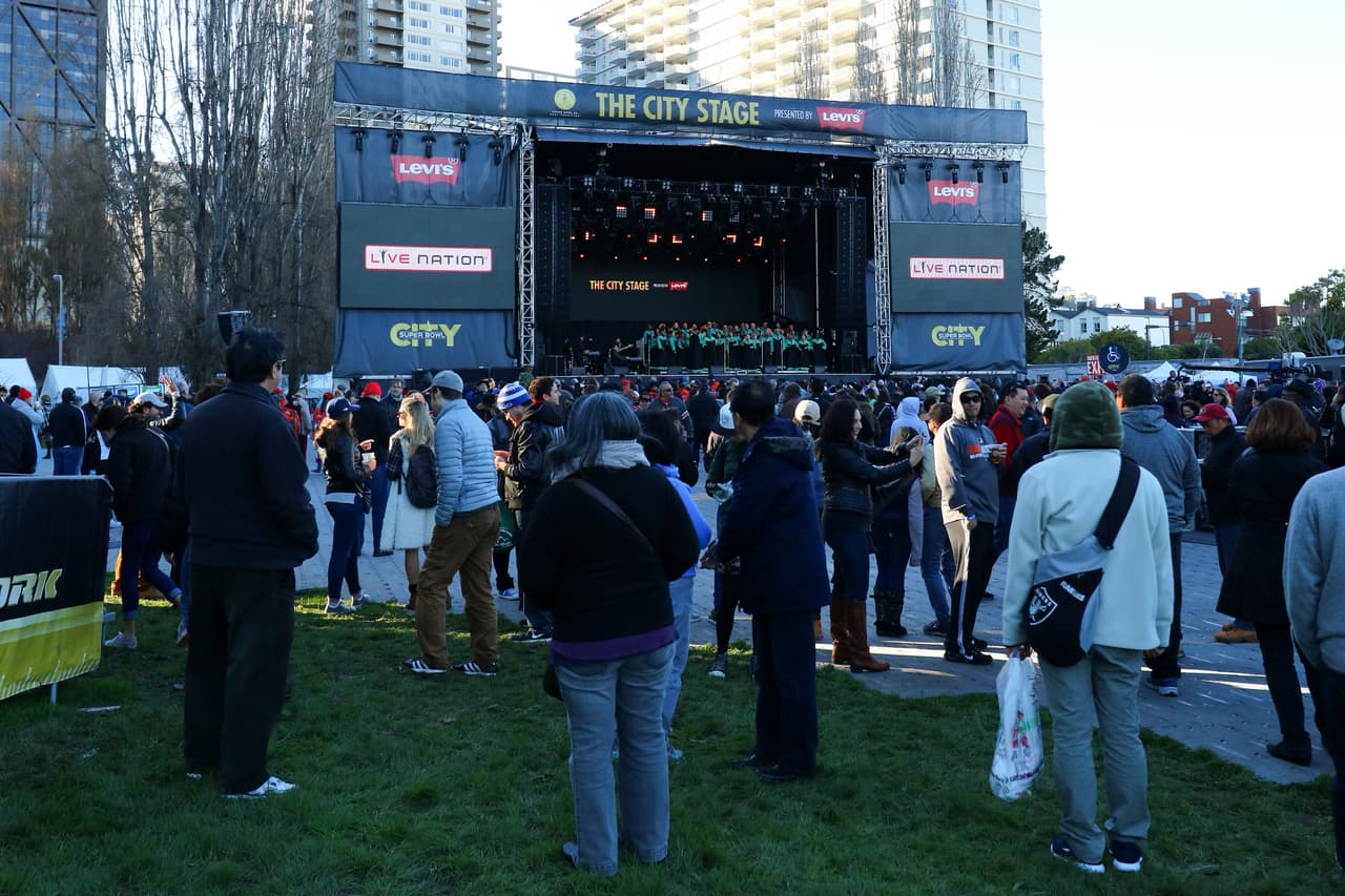 La fiesta ya empezó en San Francisco con motivo del Super Bowl 50, la gente se divierte en el NFL Experience, entre otras atracciones, he aquí las mejores imágenes.