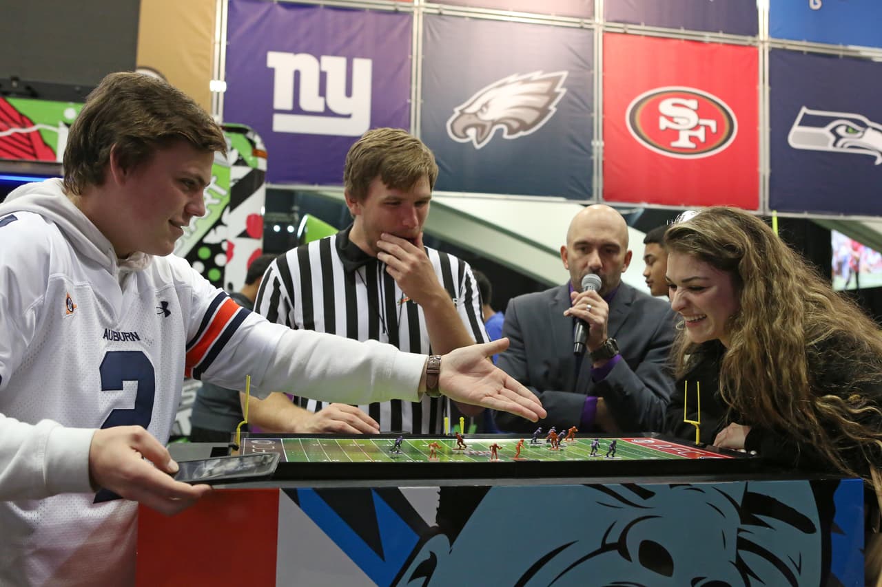 La fiesta ya empezó en San Francisco con motivo del Super Bowl 50, la gente se divierte en el NFL Experience, entre otras atracciones, he aquí las mejores imágenes.