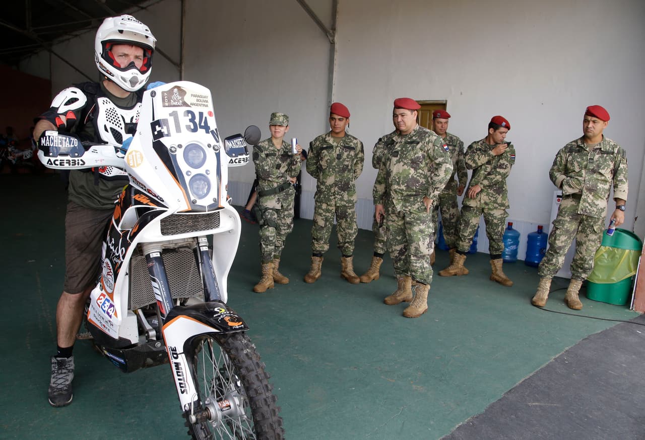 El presidente de Paraguay, Horacio Cartes, y el de Bolivia, Evo Morales, despidieron a la caravana del Dakar en el podio de largada en Asunción en la previa del comienzo el lunes 2 de enero, cuyo trayecto recorre territorio de ambos países más Argentina. El acto simbólico congregó a decenas de miles para la travesía que finaliza el 14 de enero en Buenos Aires.