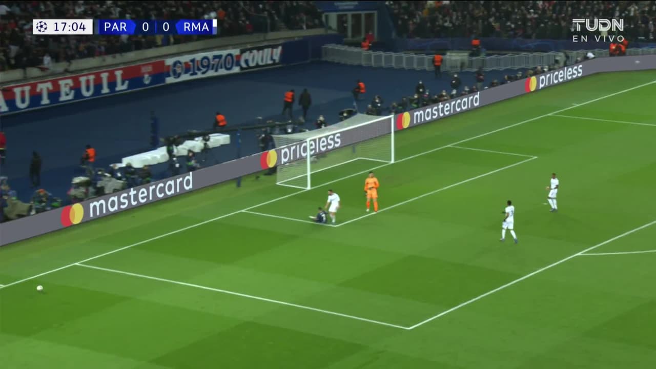 ¡TIRO ATAJADO! disparo por Kylian Mbappé.