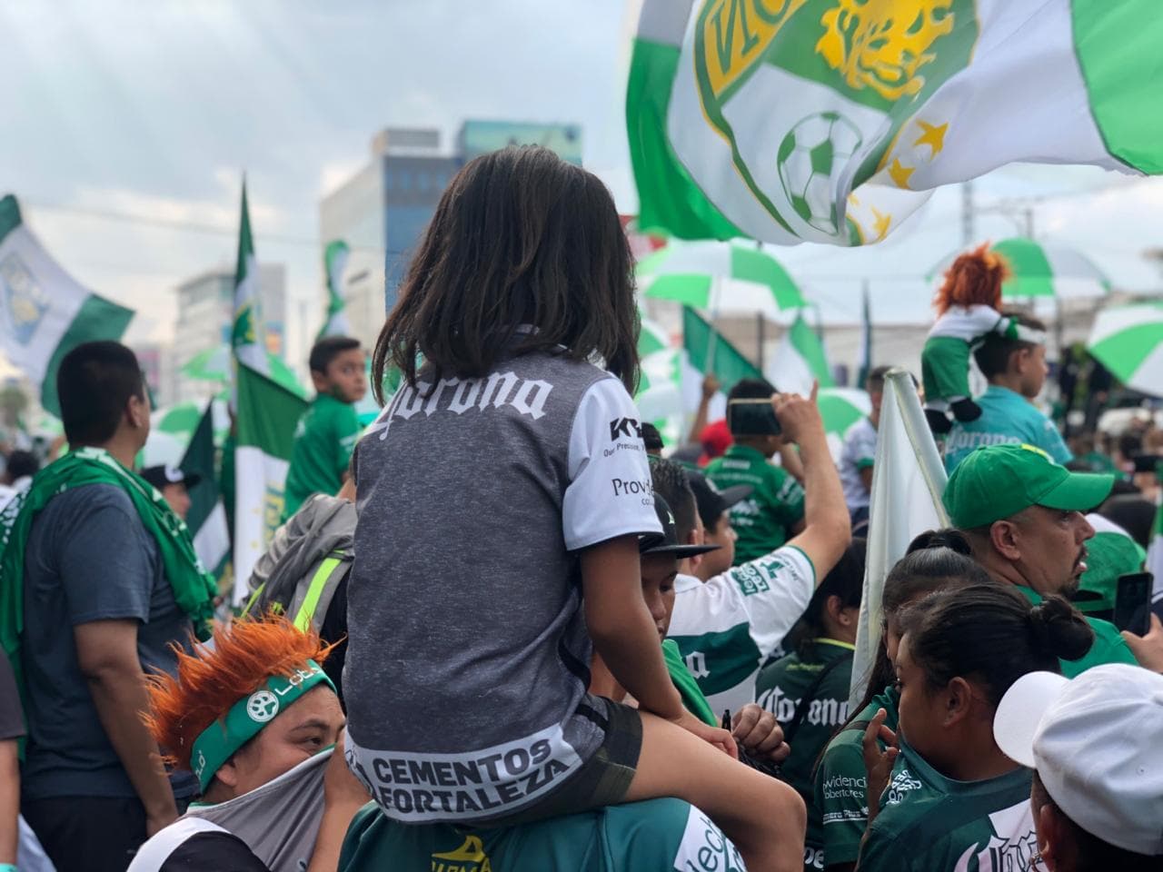 A pocos minutos de la Final del Clausura 2019 entre León y Tigres así viven los fanáticos la llegada al estadio.
