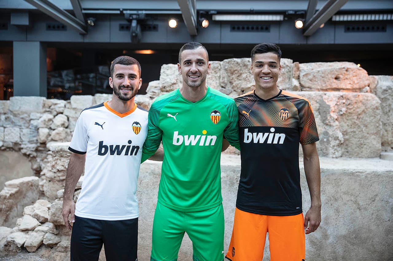El Valencia C.F. ahora vestirá con Puma después de dejar su contrato con Adidas. Las nuevas prendas del equipo valenciano destacan por sus detalles naranja y negro. Sin duda, una gran manera de regresar a la UEFA Champions League.