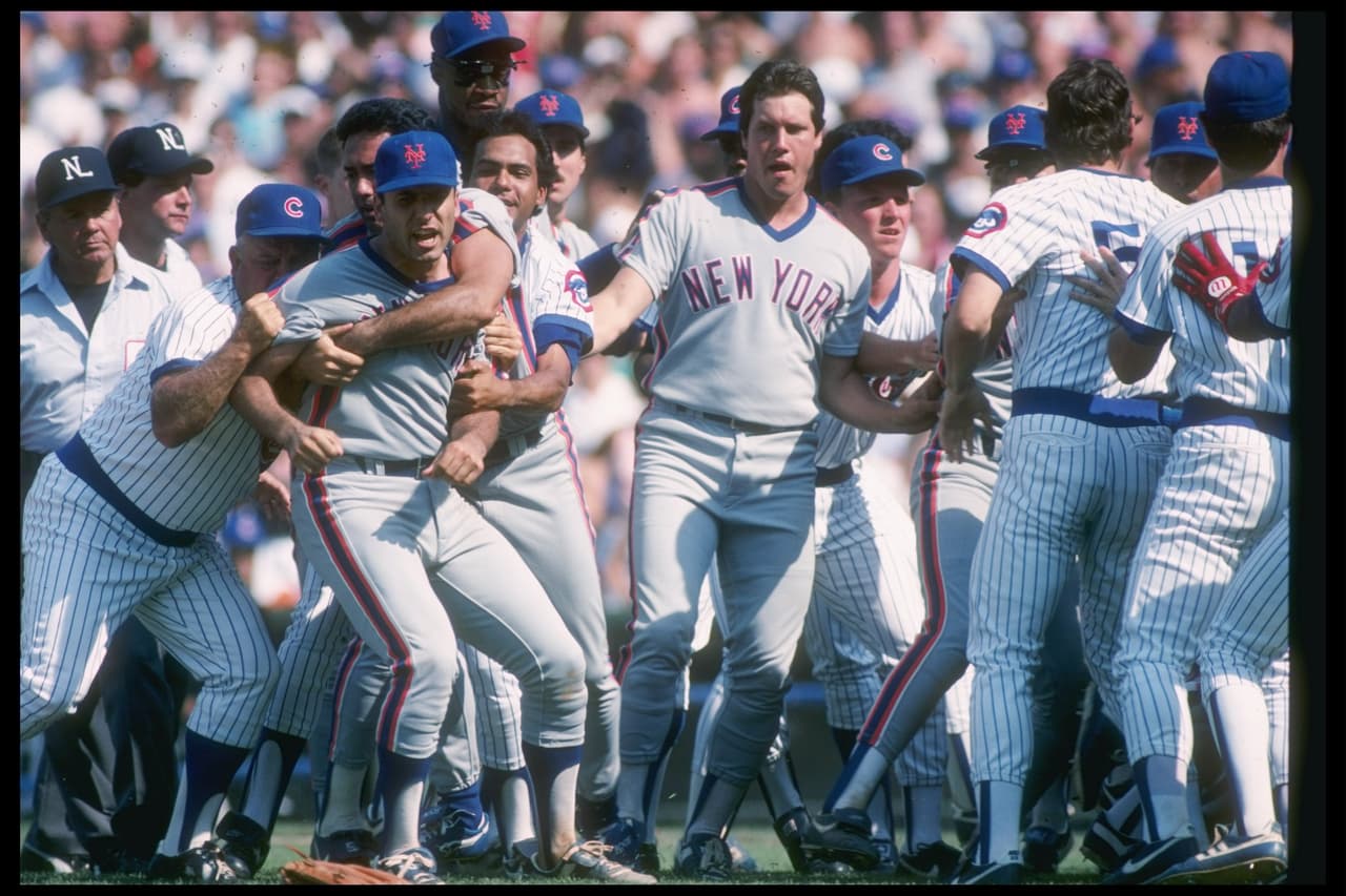 Al siguiente día, sí se pudo completar el primer partido bajo la luz artificial en Wrigley Field, un duelo, acalorado, que ganaron los Cachorros 6-4 a los Mets de Nueva York.