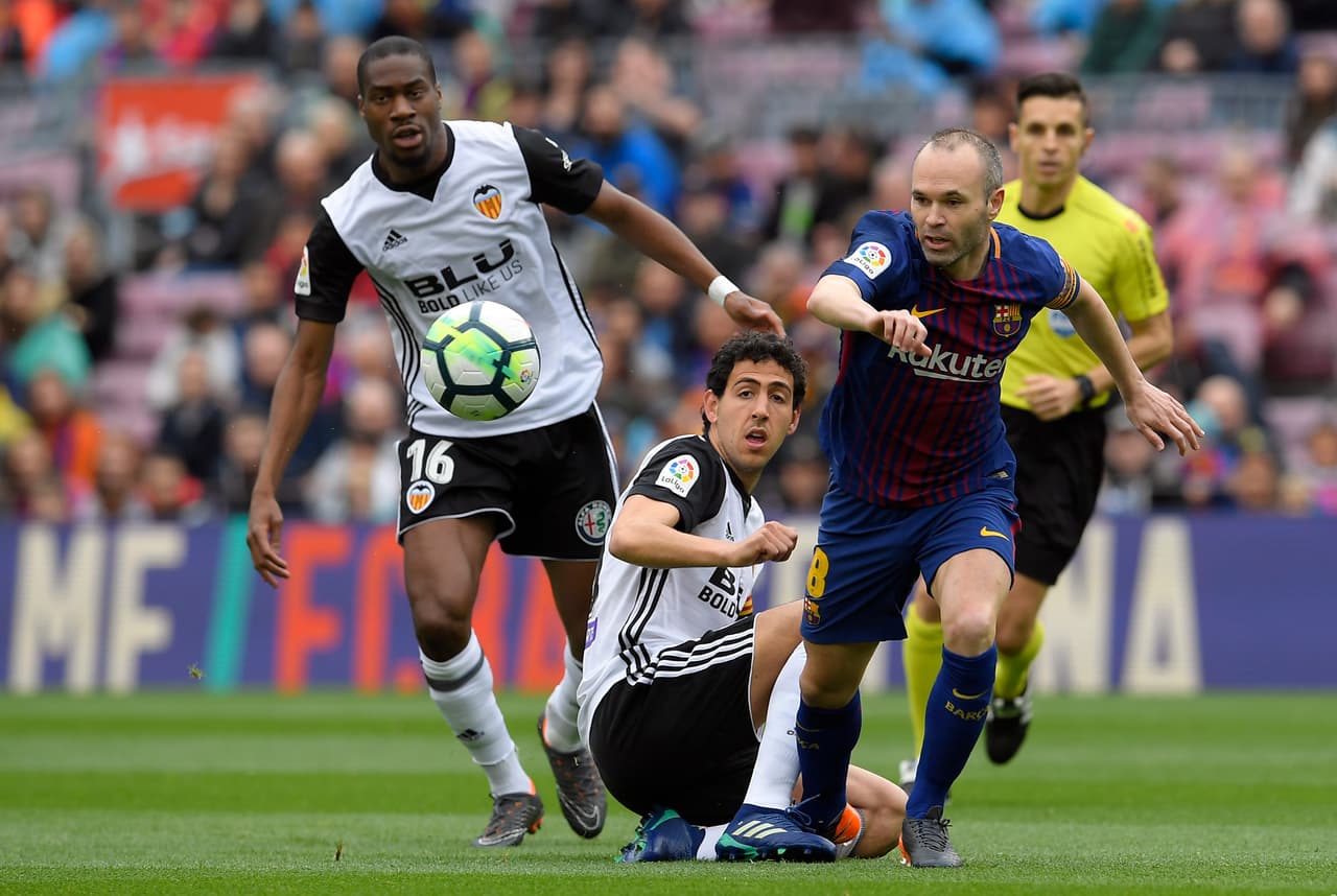 Los catalanes llegaban a este juego tras perder por 3-0 en Roma, resultado que los dejó fuera del torneo internacional. Mientras que el Valencia le había ganado al Espanyol en la jornada pasada de la Liga.