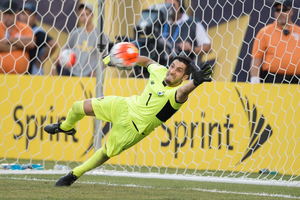 Jaime Penedo. Posición: Portero. Edad: 34 años. Club: Saprissa (Primera División de Costa Rica). Veces seleccionado: 107. Descripción: El experimentado arquero de Panamá juega con la selección nacional desde el año 2003. Su historial incluye al Estudiantes de Panamá (donde debutó), un breve paso por el Osasuna de España y campeonatos con el Municipal de Guatemala y LA Galaxy.