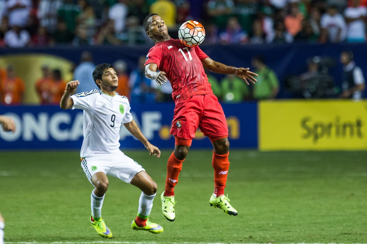 Luis Henríquez. Posición: Defensa. Edad: 34 años. Club: Tauro (Liga Panameña de Futbol). Veces seleccionado: 75. Descripción: Campeón de Panamá con 2 equipos: Árabe Unido y Tauro. Fichado por el Lech Poznan de Polonia donde ya fue 2 veces monarca de la Liga y una vez campeón de Copa. Seleccionado desde 2003.