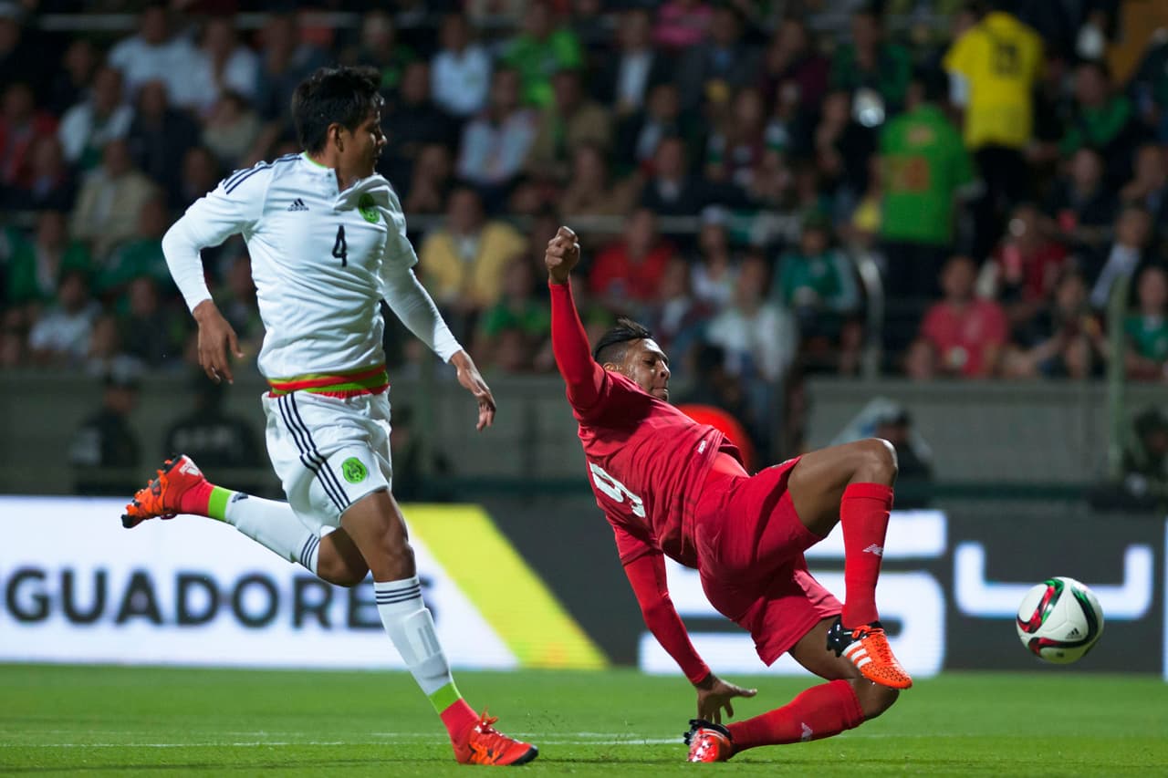 Roberto Nurse. Posición: Delantero. Edad: 32 años. Club: Mineros Zacatecas (Liga Ascenso MX). Veces seleccionado: 14. Descripción: Nació en Cuernavaca, Morelos, México; su padre es panameño y su madre mexicana por lo que Roberto tiene doble nacionalidad. Ha jugado en una docena de equipos mexicanos pero en 2014 eligió ser seleccionado de Panamá donde ya anotó 3 goles.
