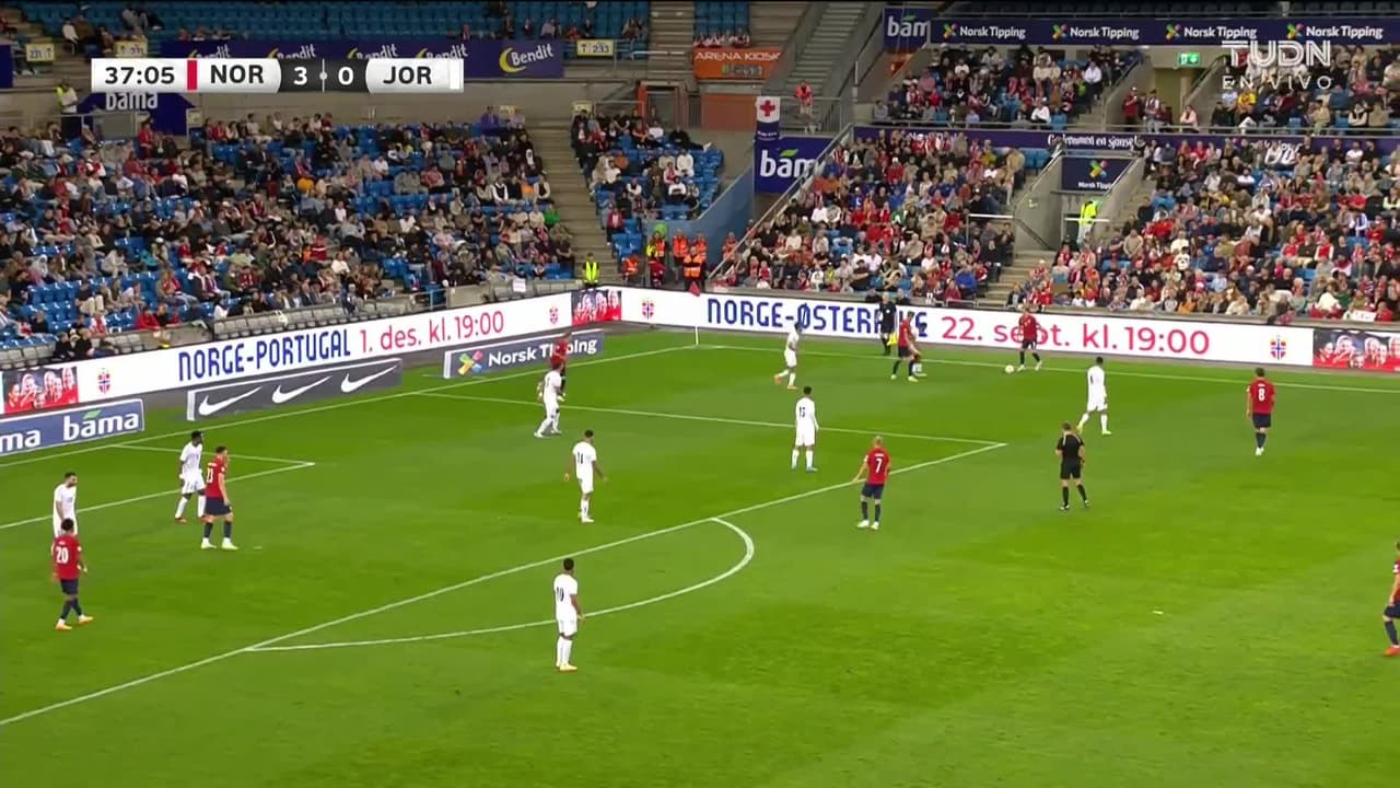 ¡TIRO ATAJADO! disparo por Jørgen Strand Larsen.