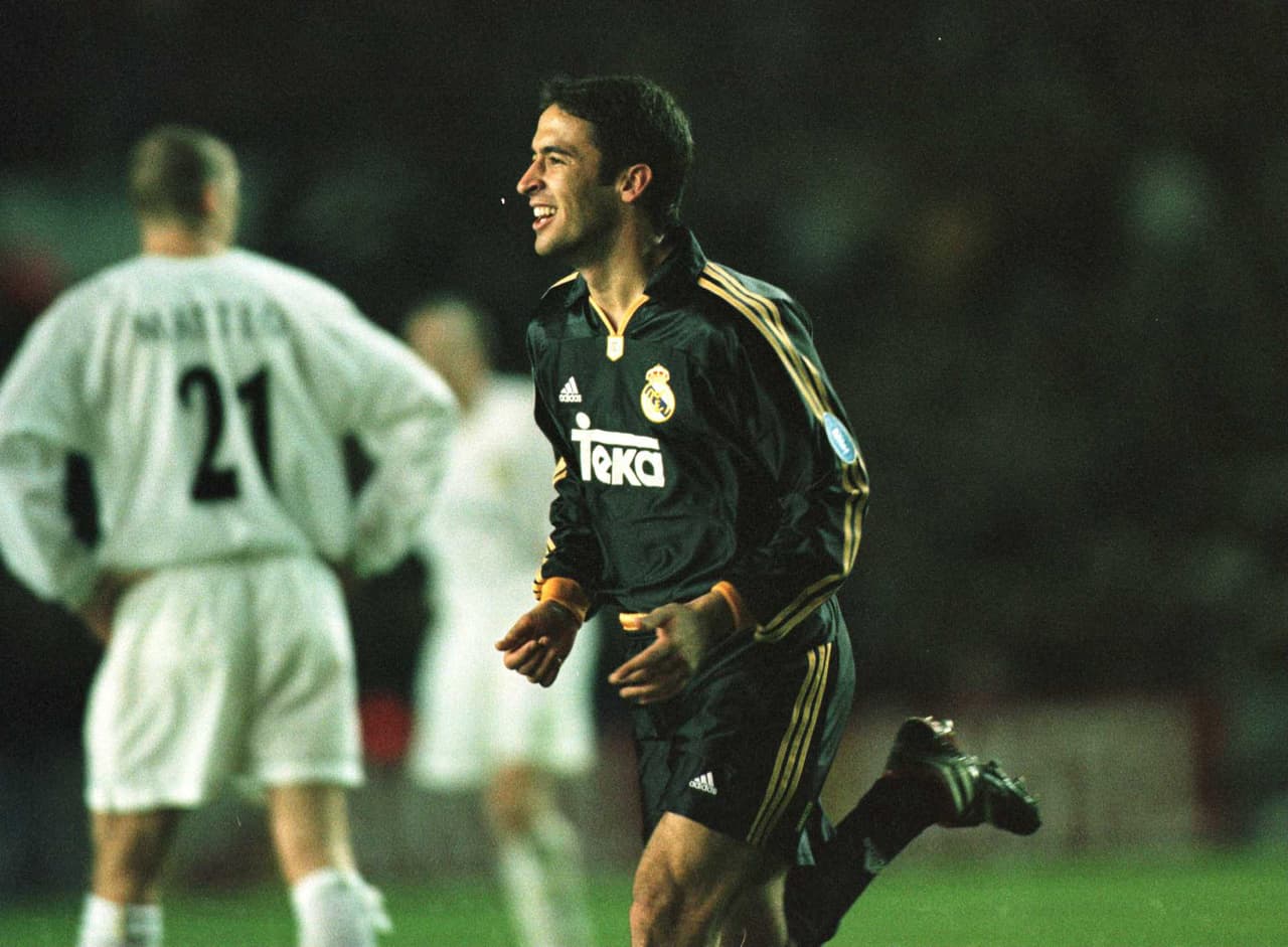 En el 2001 los blancos se encontraron al Leeds United en la segunda fase de la Liga de Campeones, en su visita a Inglaterra el Real Madrid vencería 2-0 al Leeds con goles de Hierro y Raúl. Al final tanto españoles como ingleses caerían en semifinales ante el Bayern y Valencia respectivamente.