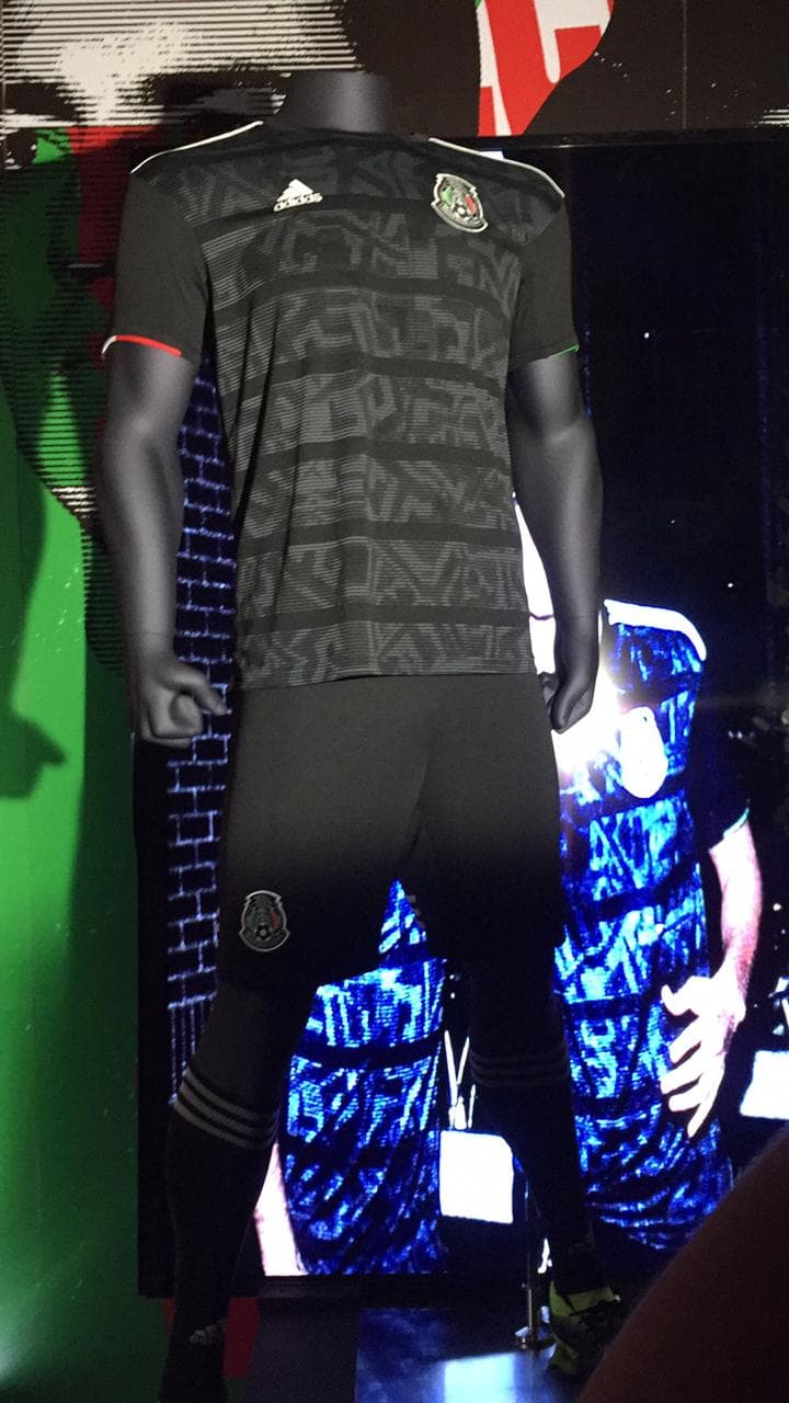 Como un homenaje a la cultura azteca y al balón con el que se jugó el Mundial de 1986, Adidas y la FMF presentaron este martes oficialmente el nuevo jersey de la selección mexicana de fútbol para la Copa Oro 2019. Un restaurante de la Colonia Juárez fue el lugar del evento, el cual se tiñó con lo mejor de la historia del Tri.