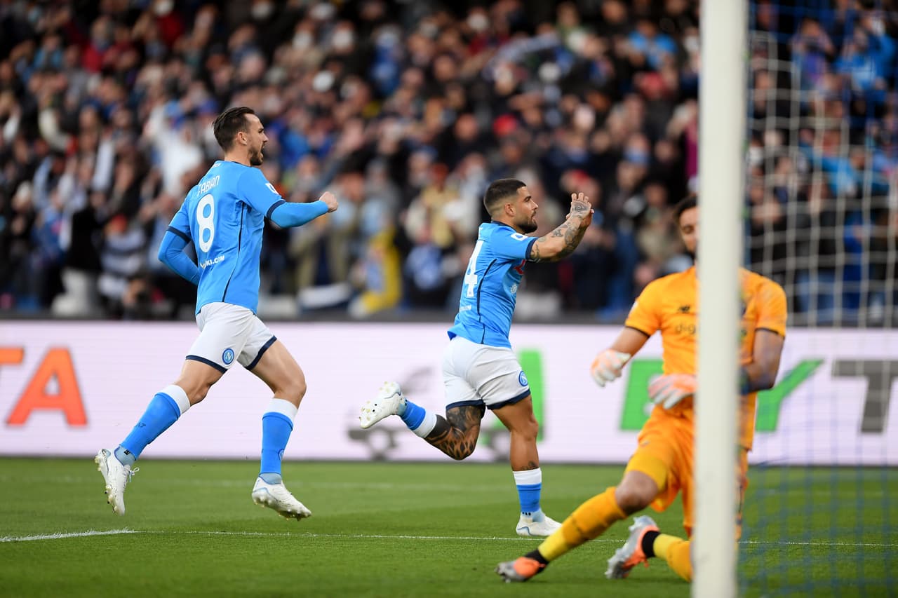 Hirving Lozano provocó el penal con el que Napoli iba a ganar sobre AS Roma, pero un gol en el tiempo de compensación le dio el empate a los de Jose Mourinho en el Estadio Diego Armando Maradona.