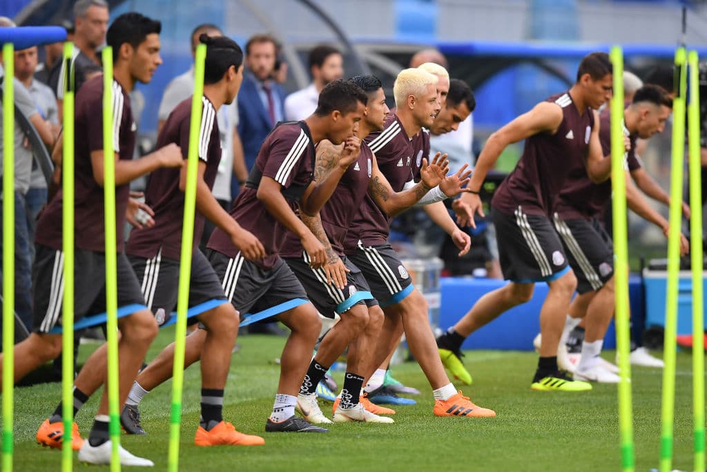 La selección mexicana también aprovechó el día para hacer reconocimiento de cancha y pisar la grama de Cosmos Arena. EL Tri llevó a cabo una práctica ligera en este escenario.