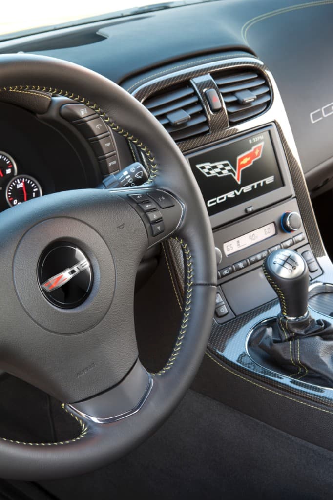 Por otro lado, la versión Z06 de ‘Chicharito’ no es nada menos que un superdeportivo. Con su motor V8 (LS7) puede producir hasta 505 caballos de fuerza capaz de competir contra los europeos más rápidos, pudiendo acelerar hasta las 60 mph (98 km/h) en sólo 3.5 segundos y puede superar fácilmente las 186 mph (300 km/h).